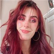 Soy Lucía! Estudiante universitaria de 19 años. Me apasionan los idiomas por eso estoy estudiando lengua de signos española y voy a empezar con el italiano; pero especialmente me gusta el inglés, siempre se me ha dado bien, y hace un par de años que me sa